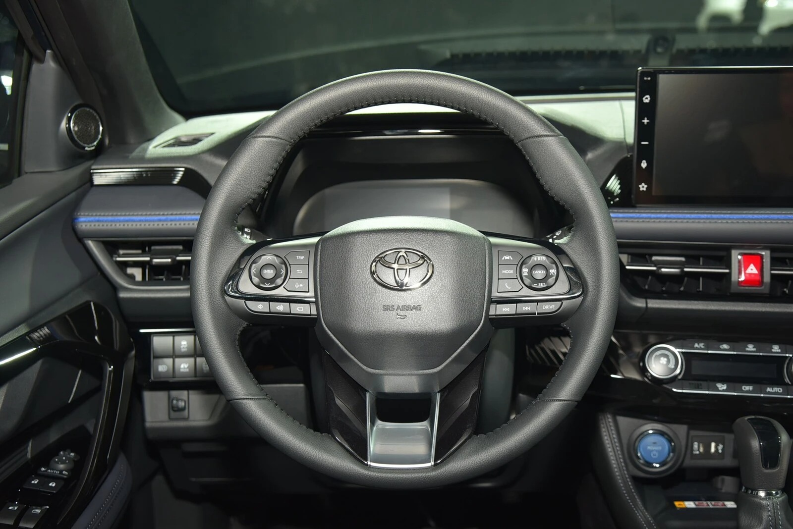 Vô lăng sử dụng trên Toyota Yaris Cross là dạng vô lăng 03 chấu được bọc da êm ái
